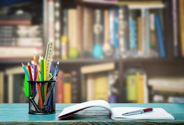 Kopie-boek, pen en potloden — Stockfoto