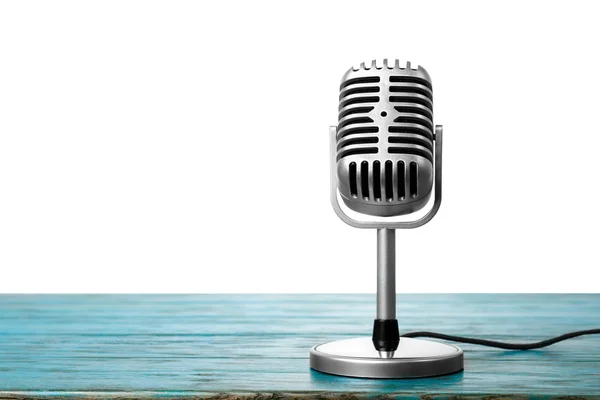 Винтажный микрофон на столе — стоковое фото