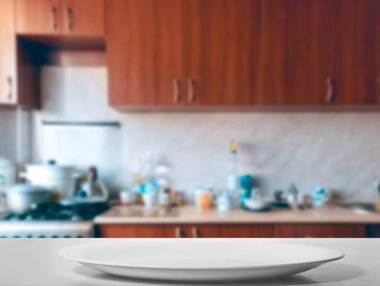 tablo üzerinde beyaz tabak