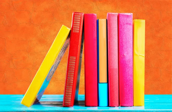 Livros coloridos na estante — Fotografia de Stock