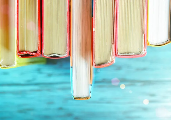 Bovenaanzicht van boeken op boekenplank — Stockfoto