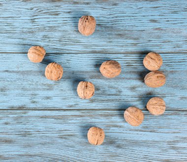 Tahta masada cevizler.