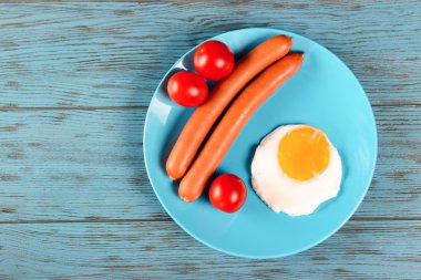 çırpılmış yumurta, sosis ve domates