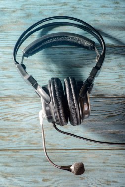 Kulaklıklar ahşap masada.