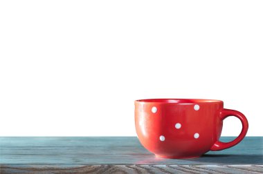 Mavi bir masada kırmızı Kupası