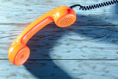 Telefonun ahşap masa üstünde