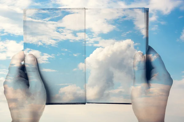 Mãos segurando livro e céu — Fotografia de Stock