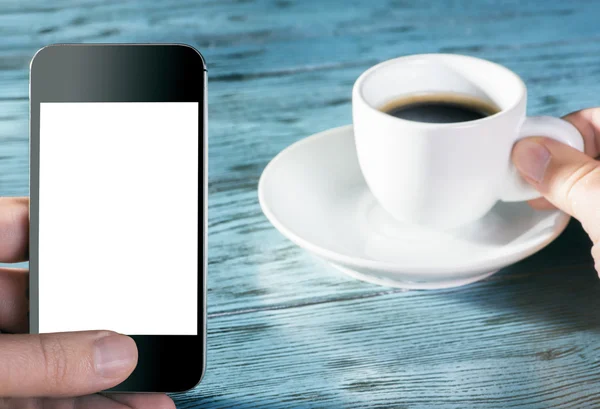 Бизнесмен использует смартфон и пьет кофе — стоковое фото