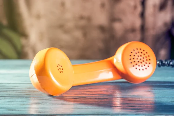 De handset op houten tafel — Stockfoto