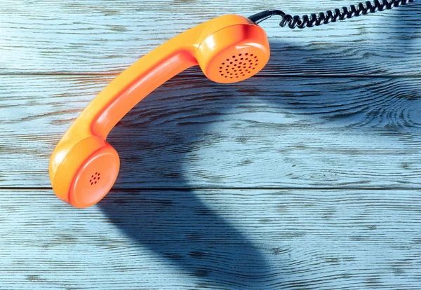 Telefonun ahşap masa üstünde