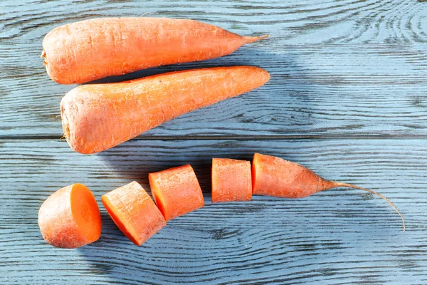 Cenouras na mesa de madeira — Fotografia de Stock