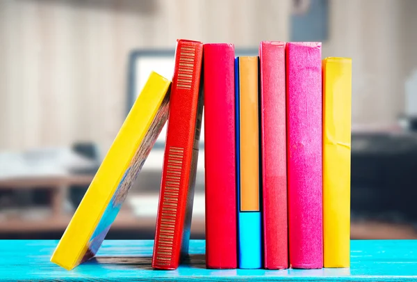 Sete livros na mesa — Fotografia de Stock