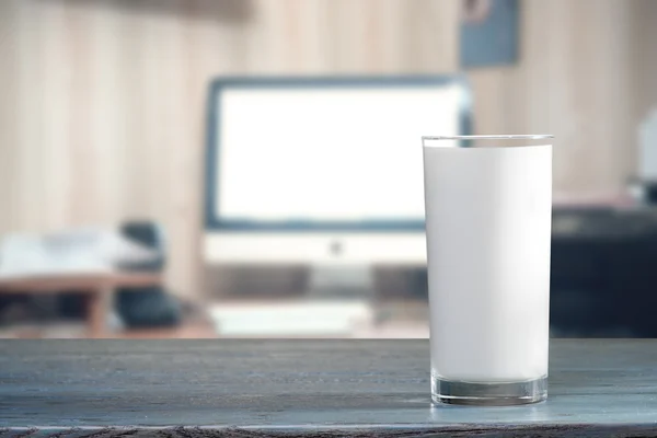 Vaso de leche en el escritorio — Foto de Stock