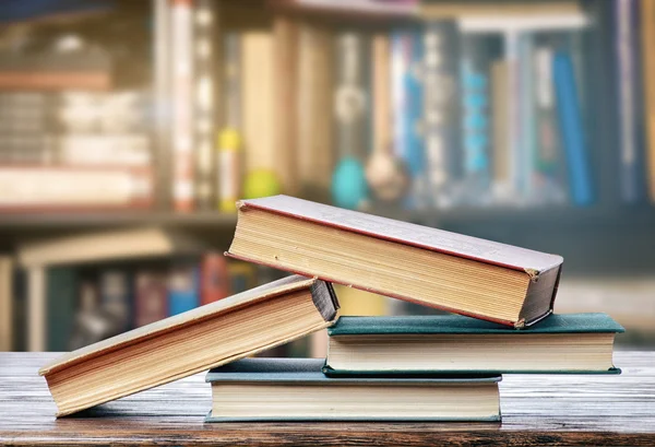 Bücher auf Holztisch — Stockfoto