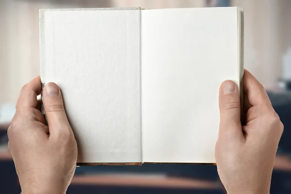 Libro está en manos del hombre — Foto de Stock