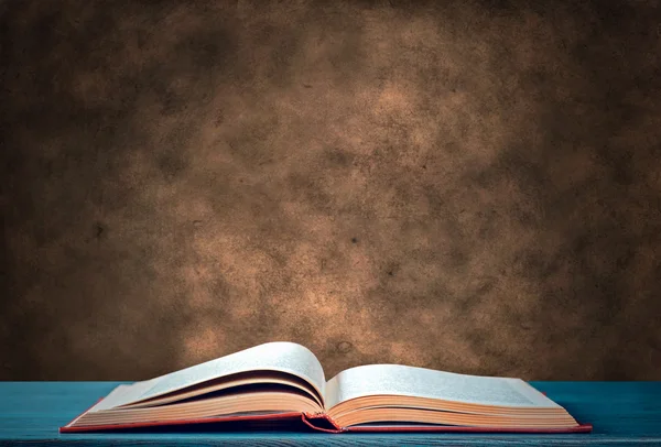 Masanın üzerinde kitabı aç