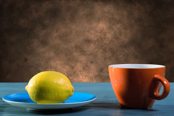 Te med citron på bord — Stockfoto