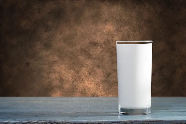 Un bicchiere di latte in tavola — Foto Stock