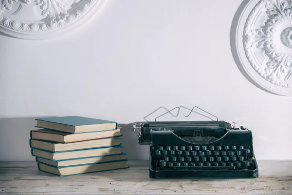 Máquina de escribir y libros con tonificación vintage —  Fotos de Stock