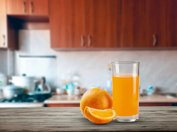 Jus d'orange dans la cuisine — Photo