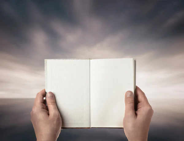 Handen met boek — Stockfoto