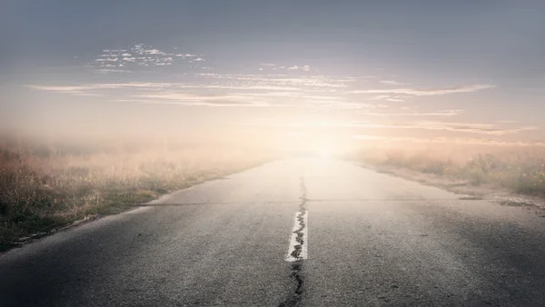 Camino de asfalto durante la puesta del sol — Foto de Stock