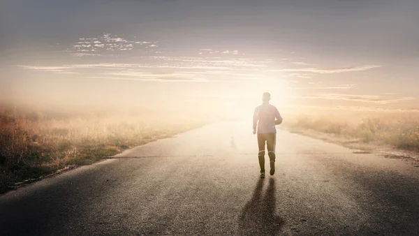 Homem correndo na estrada — Fotografia de Stock