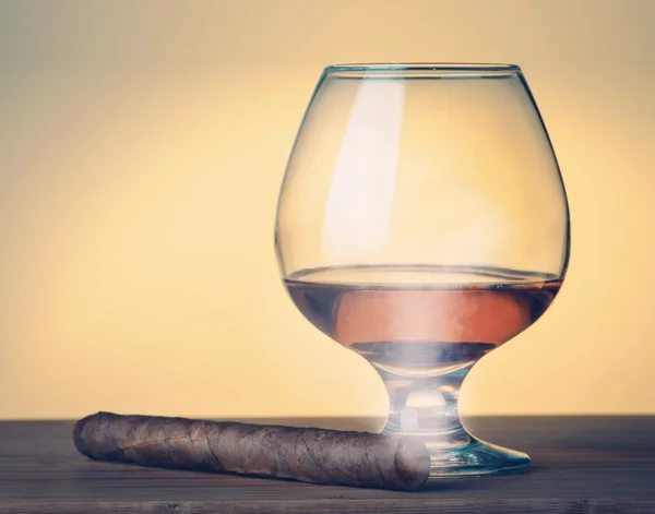 Cigar and whiskey on table — Stock Photo, Image