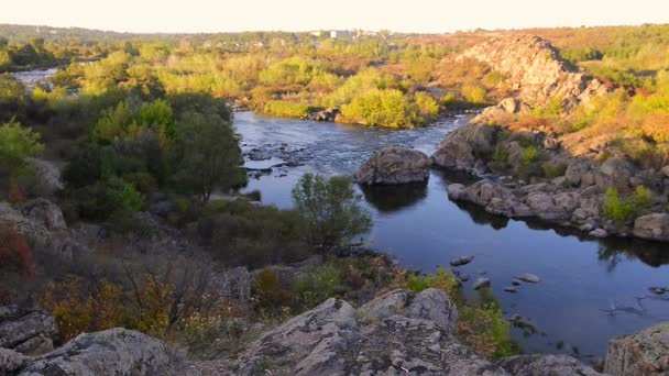 Vista al río desde arriba — Vídeos de Stock