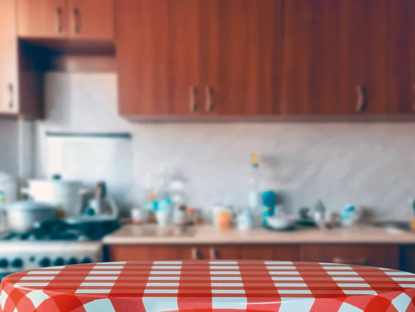 Cozinha com mesa enfática — Fotografia de Stock