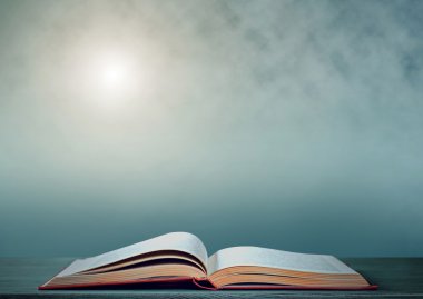Tahta masadaki kitap.