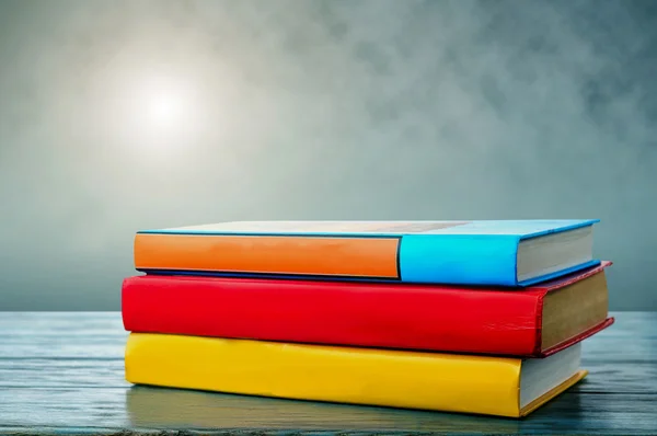 Bunte Bücher auf dem Tisch — Stockfoto