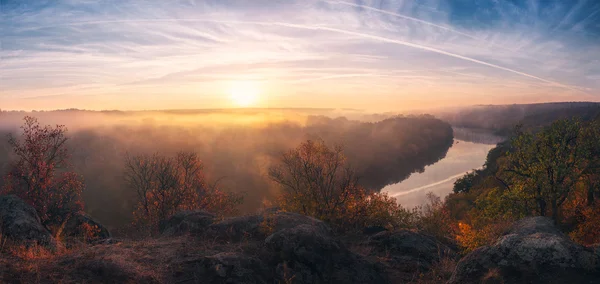 Осенний пейзаж реки на закате — стоковое фото