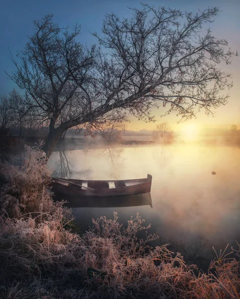 Barco no lago durante o pôr do sol — Fotografia de Stock