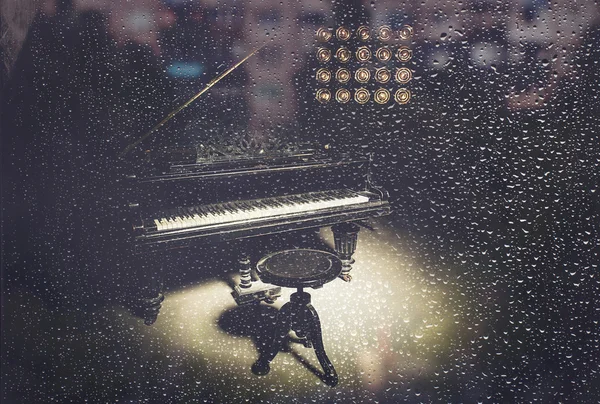 雨の夜のピアノ — ストック写真