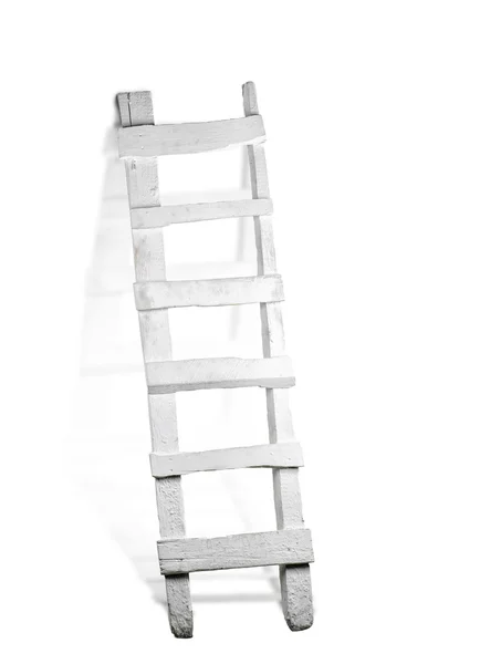 Белая лестница на белом фоне — стоковое фото