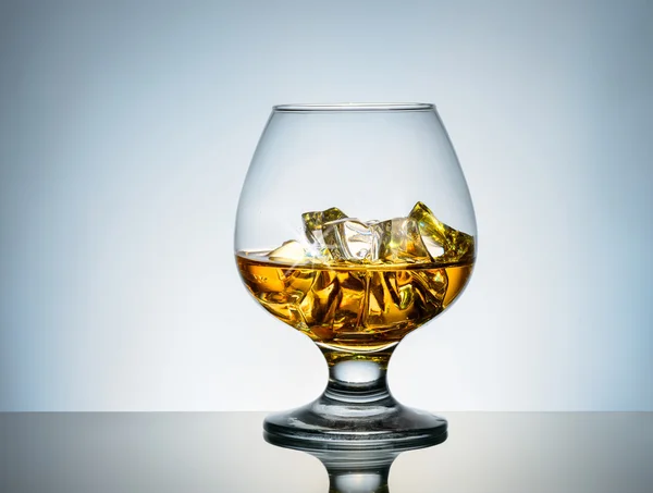 Alcohol en vidrio sobre la mesa —  Fotos de Stock