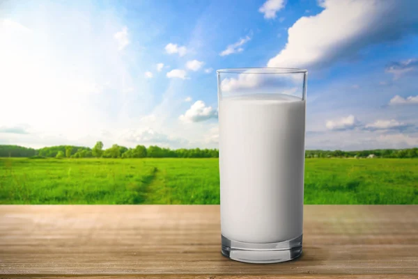 Vaso de leche sobre la mesa — Foto de Stock