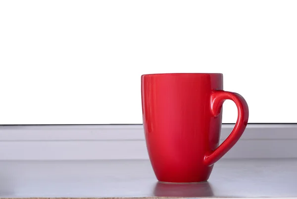 Taza roja en el alféizar — Foto de Stock