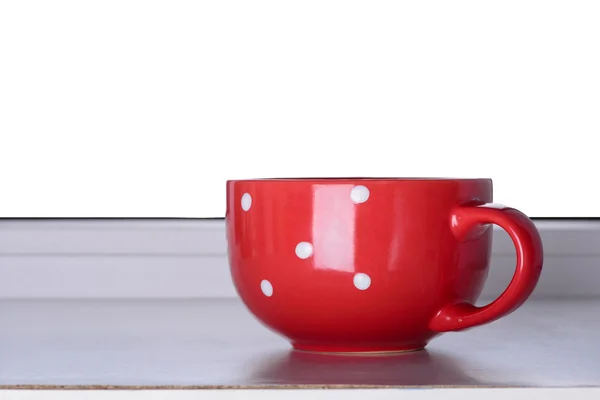 Grande tasse rouge sur le rebord de la fenêtre — Photo