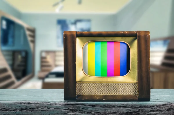 TV vintage su tavolo in legno — Foto Stock