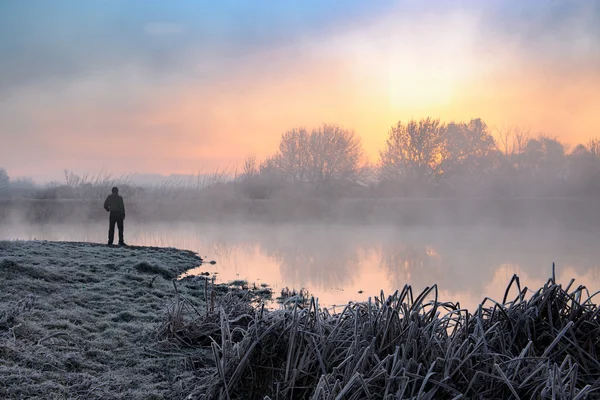 Homem em pé perto do lago — Fotografia de Stock