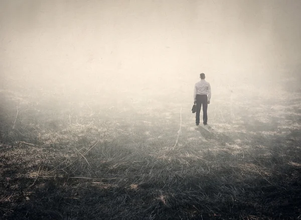 Hombre perdido en la niebla — Foto de Stock