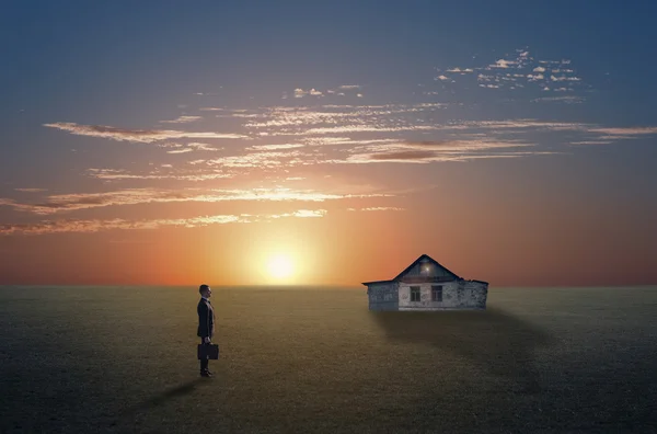 Homem regresso a casa durante o pôr-do-sol — Fotografia de Stock
