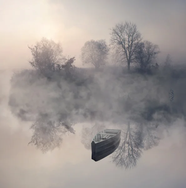 Loď v jezeře v mlze — Stock fotografie