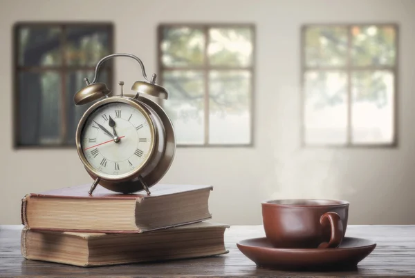 Tasse, Wecker und Bücher — Stockfoto