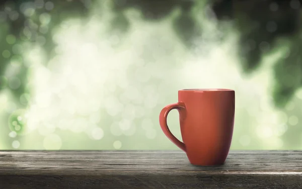 Koffie in de tuin op houten tafel — Stockfoto