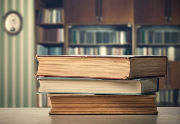 Libros sobre mesa de madera — Foto de Stock