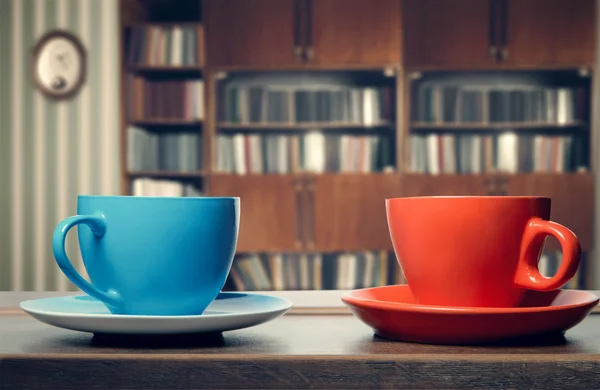 青と赤の 2 つのカップ — ストック写真
