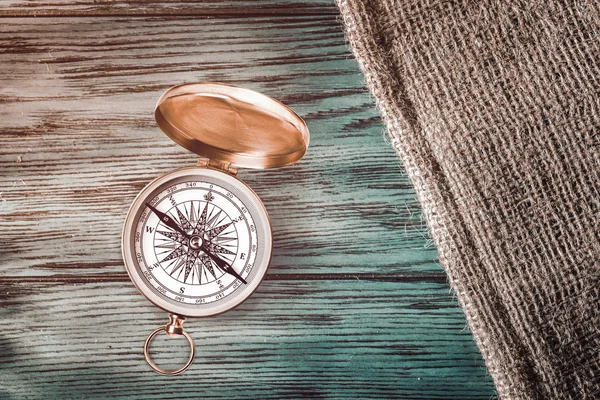 Kompass auf Holztisch — Stockfoto